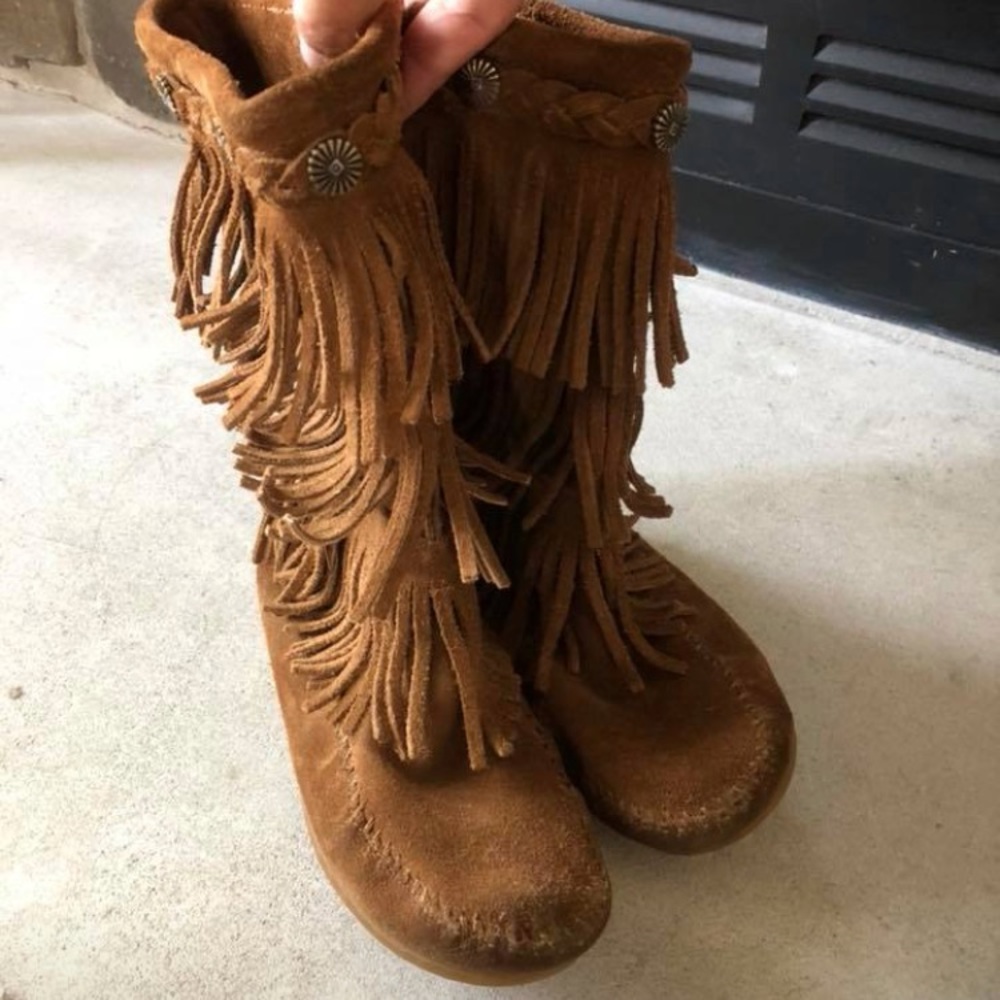 Minnetonka Moccasins fringe boots